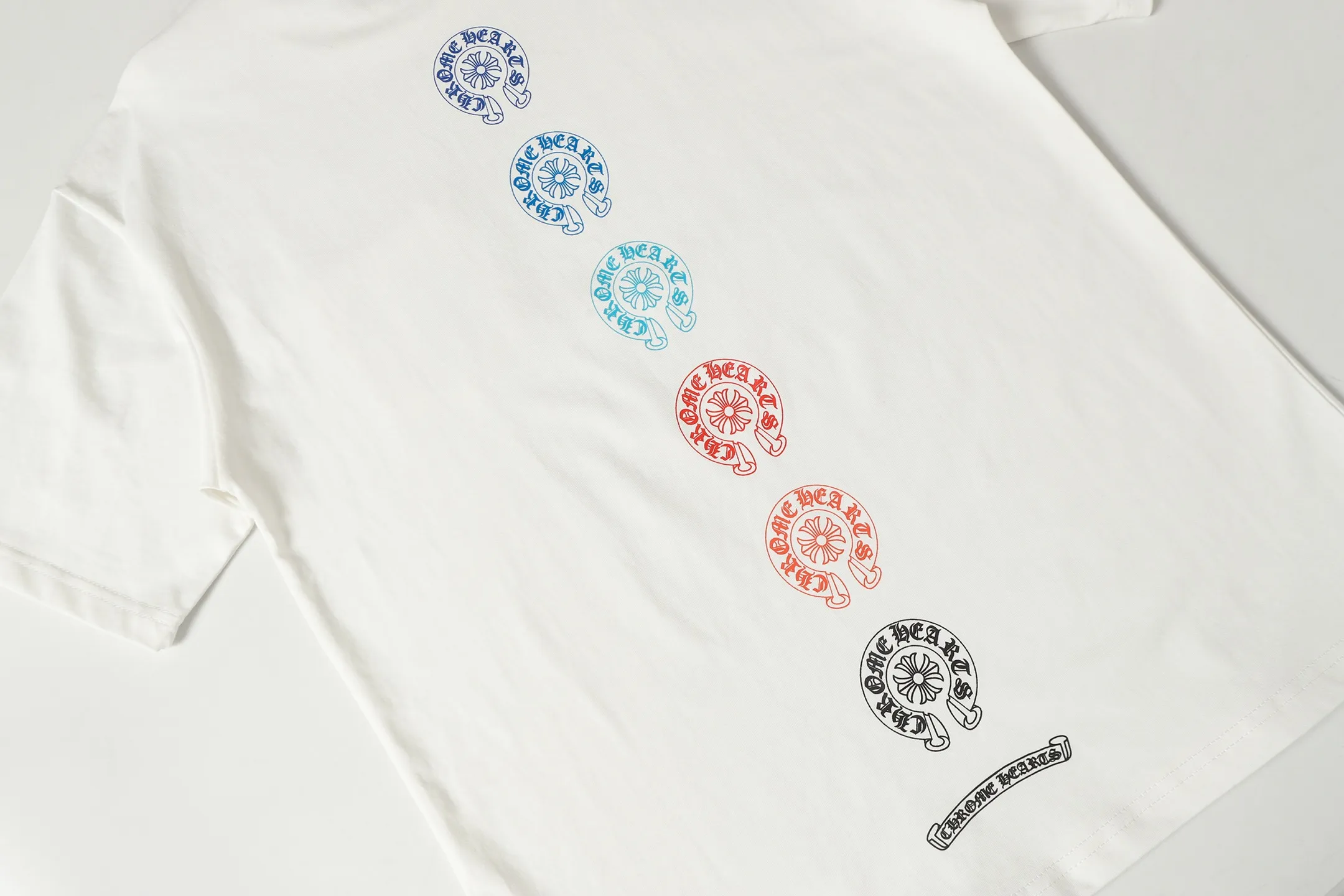 P160 Chrome Hearts CH Chrome Hearts Colorful Horseshoe Sanskrit Letter Printed Short Sleeve T-shirt Uses direct injection imported machine printing Hardware and accessories are milled and customized Correct configuration Black 2025 Chrome Hearts authentic packaging 260 grams of custom-dyed double yarn cotton Large version Loose and stylish Differentiated from low version slim and long version The upper body stretches the hips 100% commitment: top quality Not fast food The highest version on the market Top quality - different from the ordinary versions on the market If you care about quality, you should also respect the price. Absolutely 0 after-sales service and 0 return rate so far. It’s hard not to love the style - 260g double yarn cotton custom dyed fabric - Correct high-density main mark, washed tag, hand-sewn